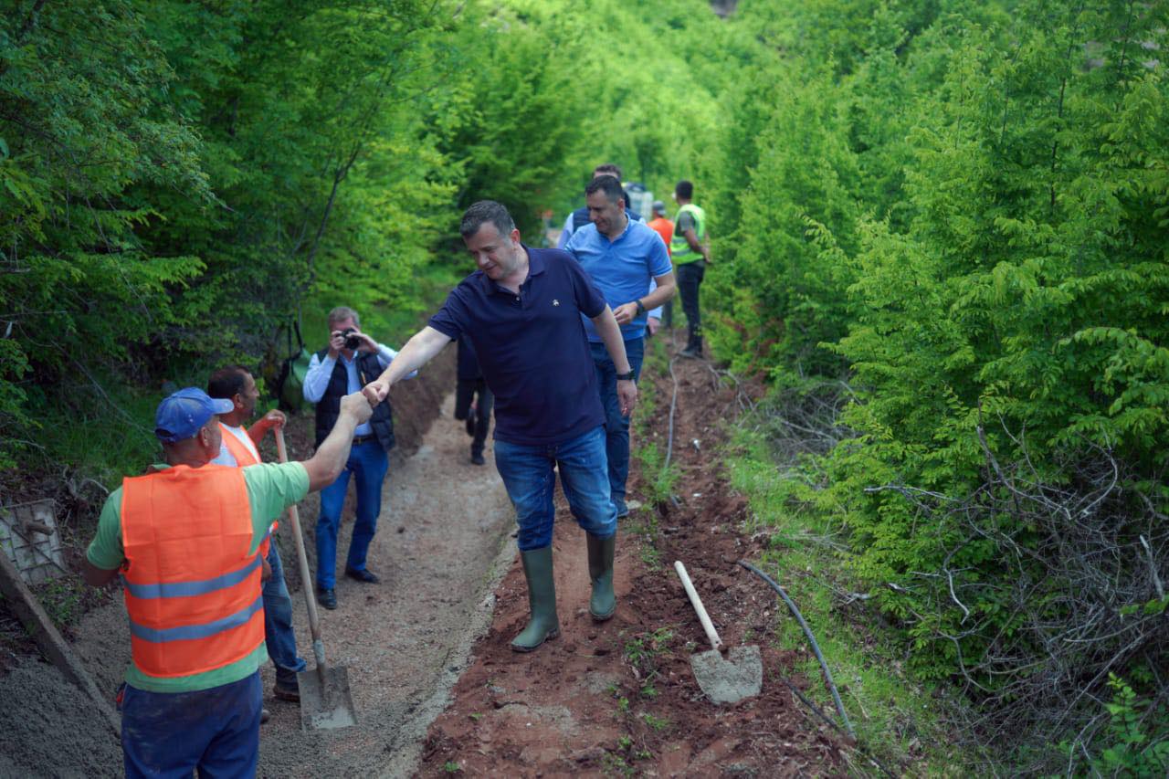 VIDEO/Me çizme dhe lopatë, Balla përvesh mëngët: Riparimi i kanaleve vaditëse, detyrë kryesore