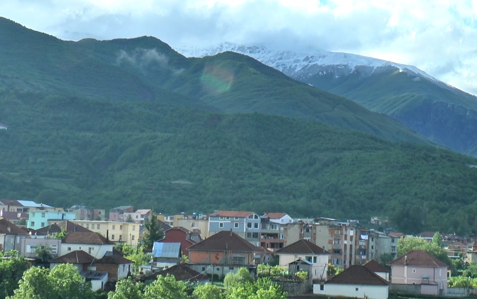 E pazakontë, rikthehet dëbora në Dibër, zbardhen majat e maleve