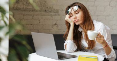 Pesë mënyra për të mposhtur përgjumjen e mesditës pa kafe