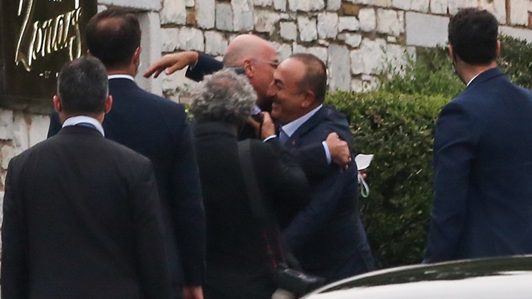 Përqafohen të qeshur, ministri i Jashtëm grek darkë me turkun në Athinë, “harrohet” deti