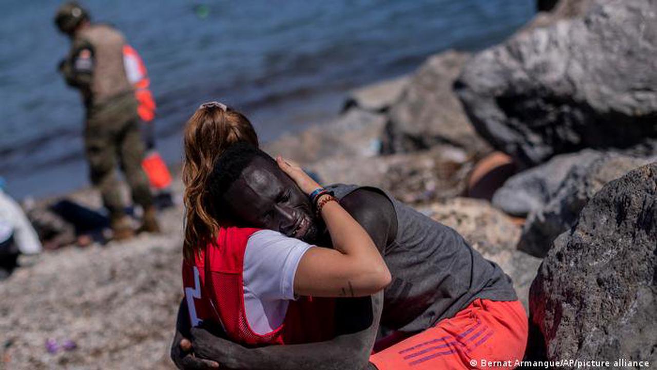 Fotoja që po bën xhiron e rrjetit, vullnetarja e Kryqit të Kuq përqafon emigrantin e dehidratuar