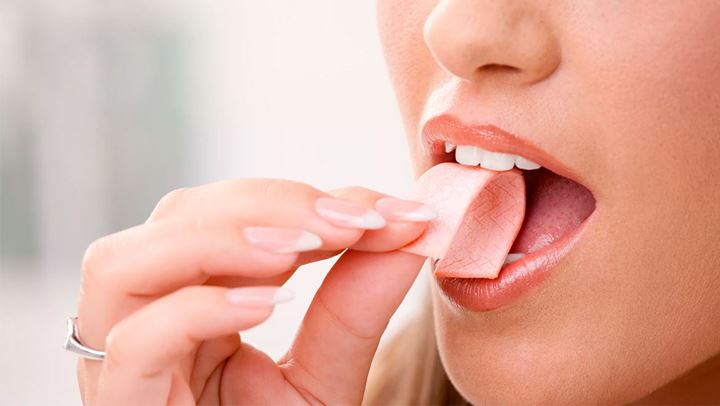 Çfarë ndodh me trupin tonë kur gëlltisim çamçakëz?