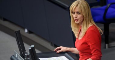 Deputetja gjermane: Shqipëria të mos dalë para Maqedonisë së Veriut për negociatat