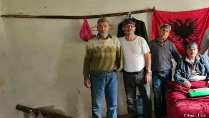 “Fotografitë e Enver Hoxhës për ne janë persekutim i dytë”