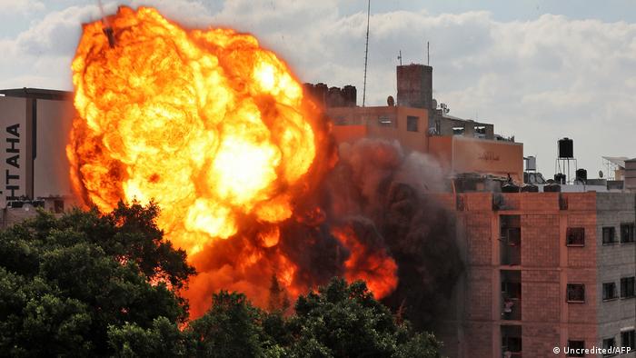 Izraeli bombardon bazën e Hamasit në Rripin e Gazës