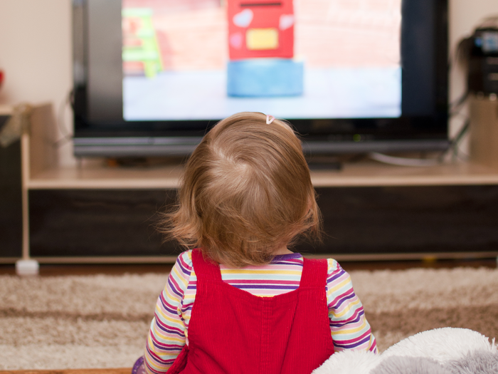 Çfarë i ndodh një fëmije kur ai është duke parë vazhdimisht TV