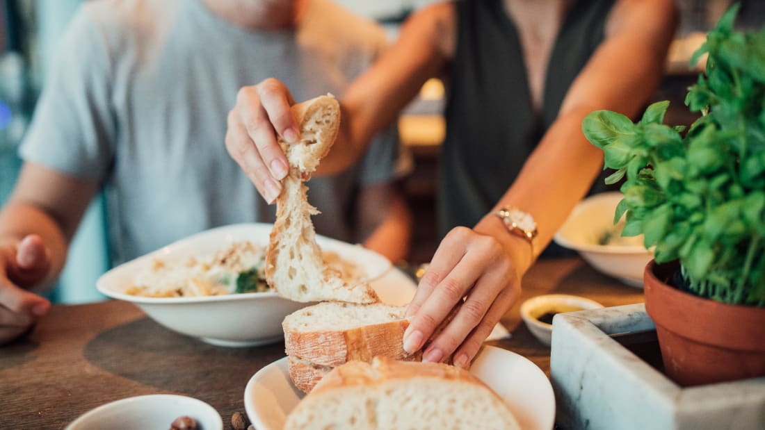 A e dini pse restorantet shërbejnë bukë falas?