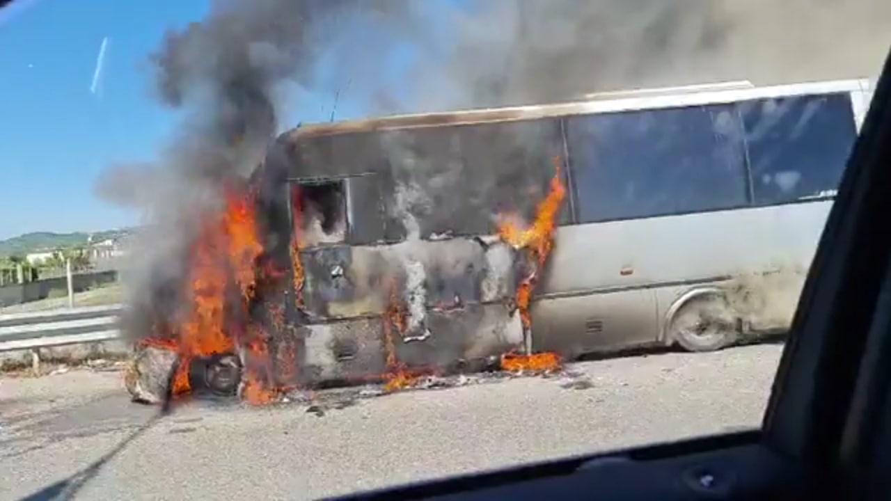 VIDEO/ Shkrumbohet nga flakët minibusi në Kavajë, detajet e para nga ngjarja