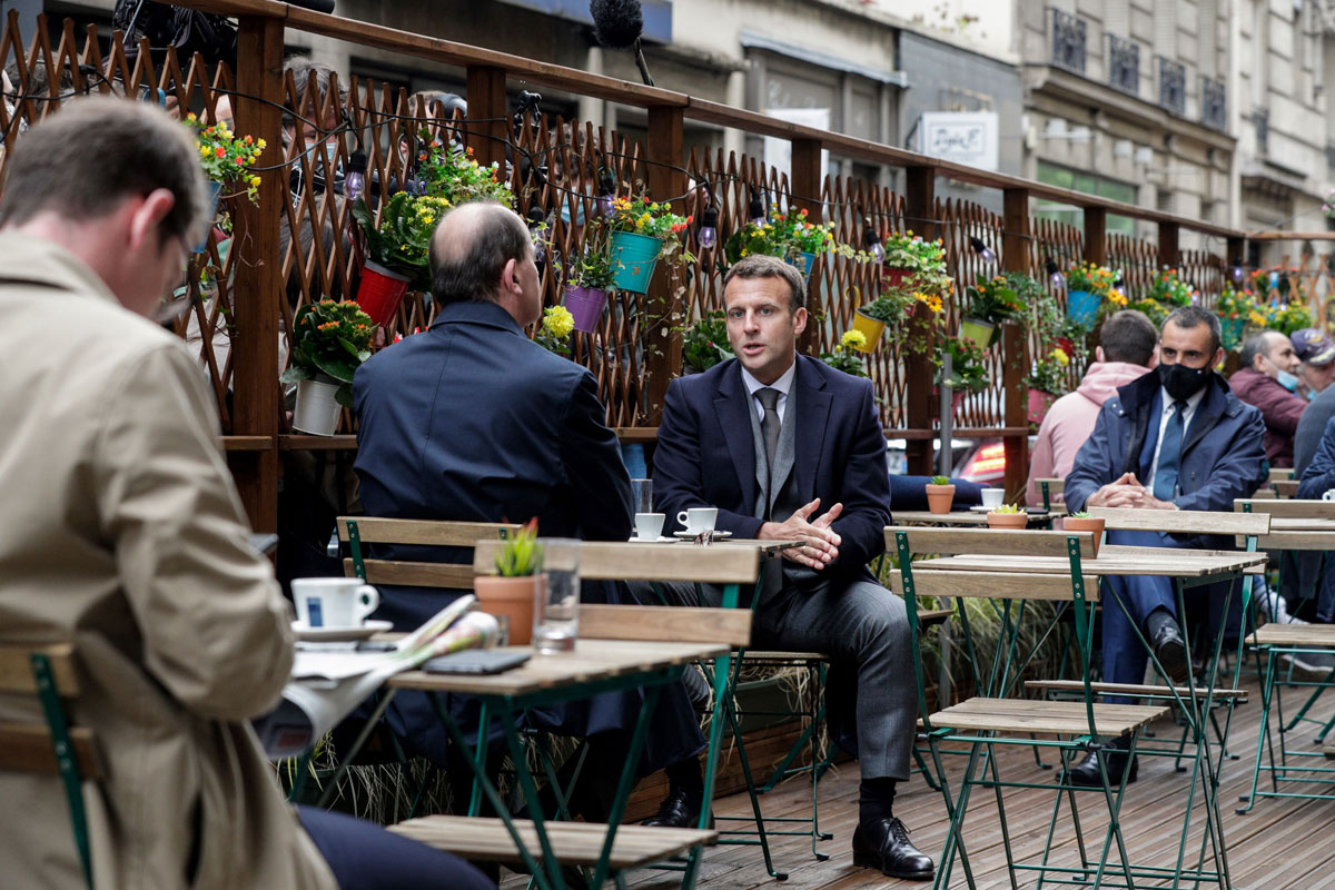 Presidenti Macron shijon një kafe në tarracë ndërsa Franca lehtëson masat anti-covid