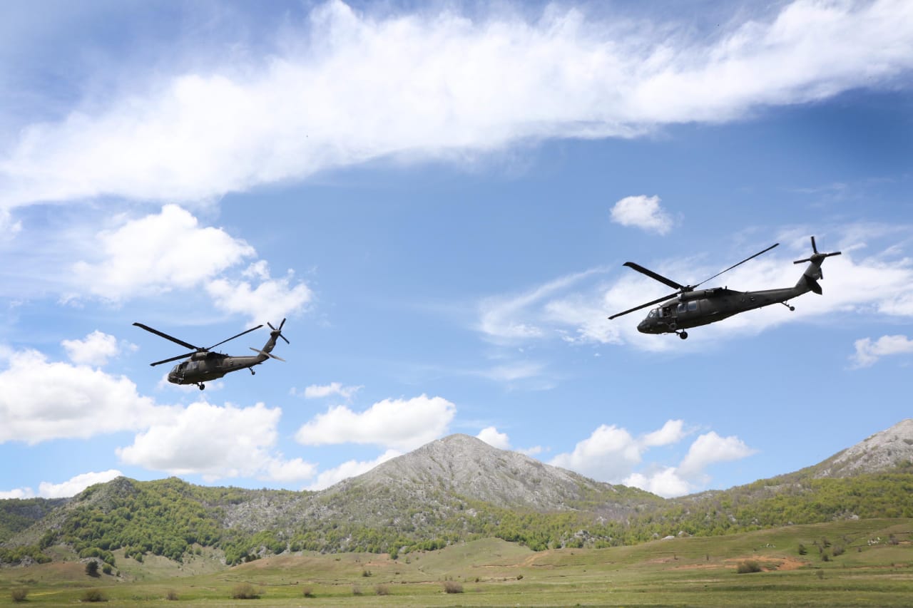 FOTO/ Helikopterët “nxijnë” qiellin, çfarë po ndodh pas Dajtit