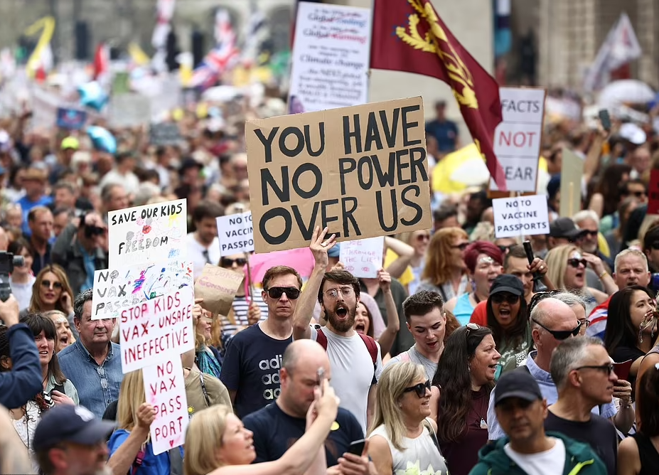 Besojnë se pandemia nuk ekziston, mijëra britanikë protestojnë kundër vaksinimit