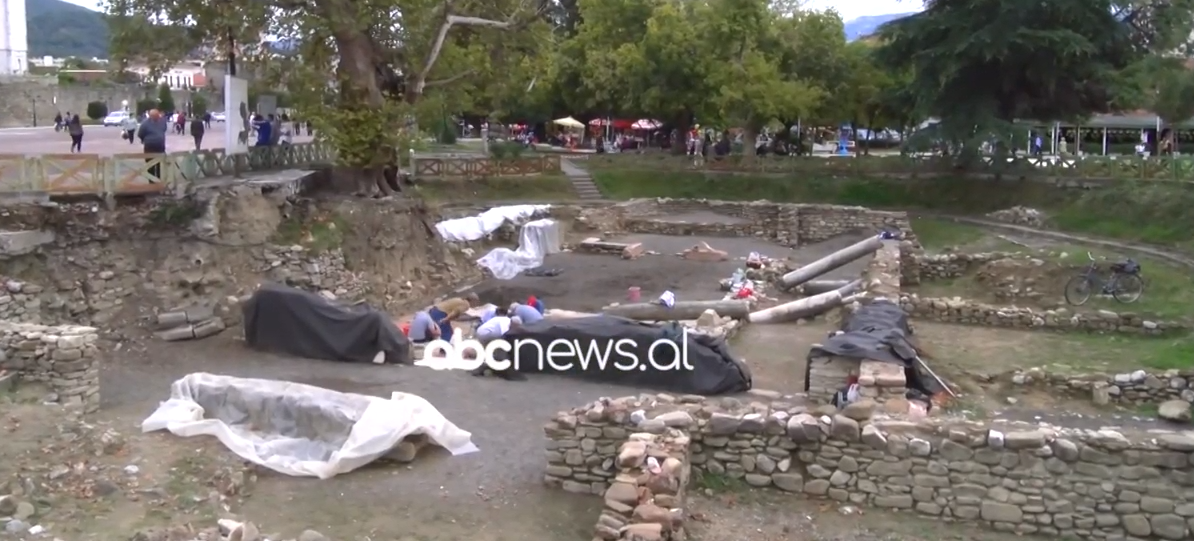 Mozaiku në qendër të Elbasanit ende i mbuluar me rërë