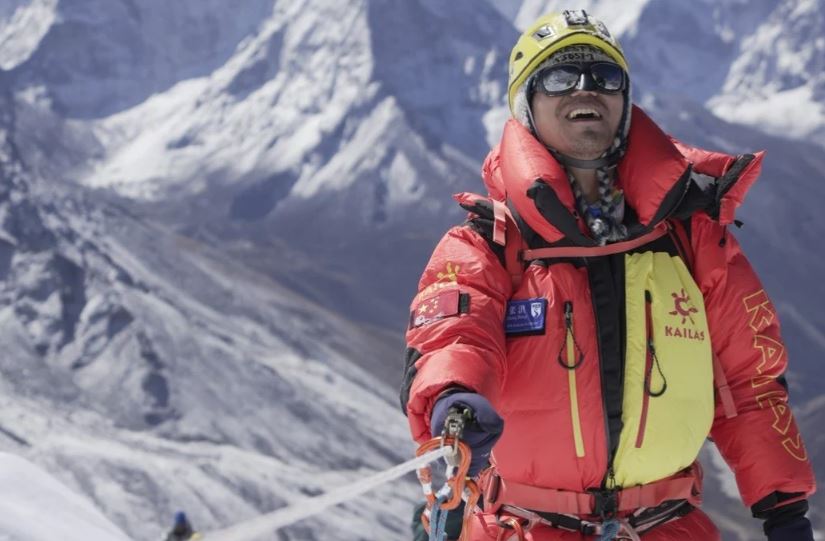 Problemet me shikimin nuk e penguan këtë alpinist të ngjiste Everestin