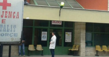 Dërguan një të dehur në spital, disa persona rrahin dy infermierë në Korçë