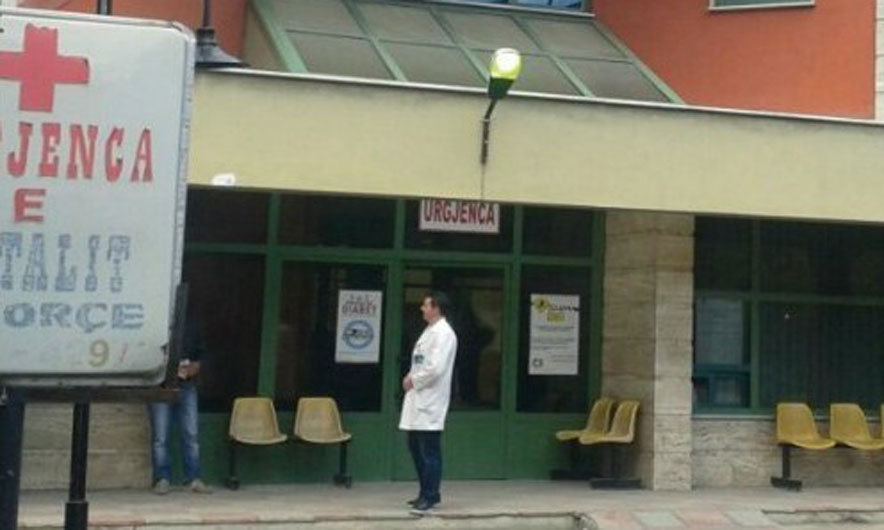 Dërguan një të dehur në spital, disa persona rrahin dy infermierë në Korçë