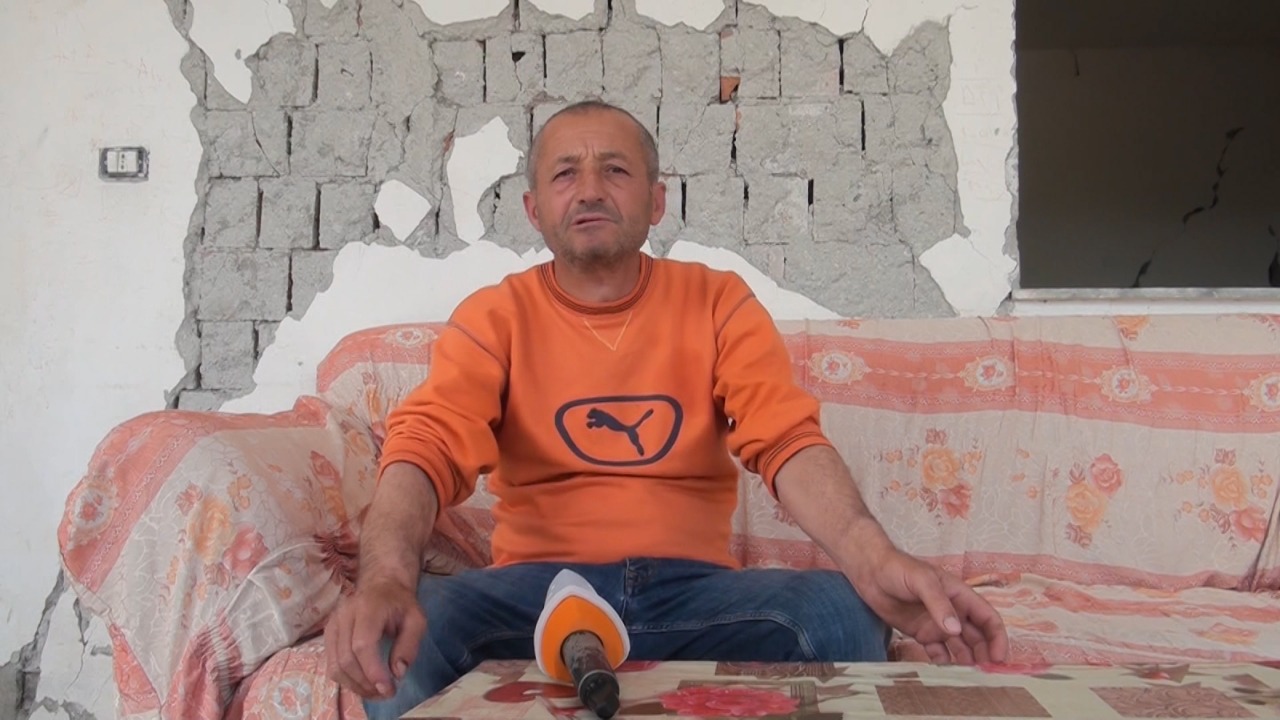 Tërmeti e la në qiell të hapur, aktivisti i dha kontenierin, familja në Kurbin: Bashkia vetëm fjalë boshe