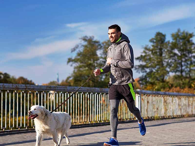 5 zakone që ndjekin njerëzit e lumtur në mëngjes