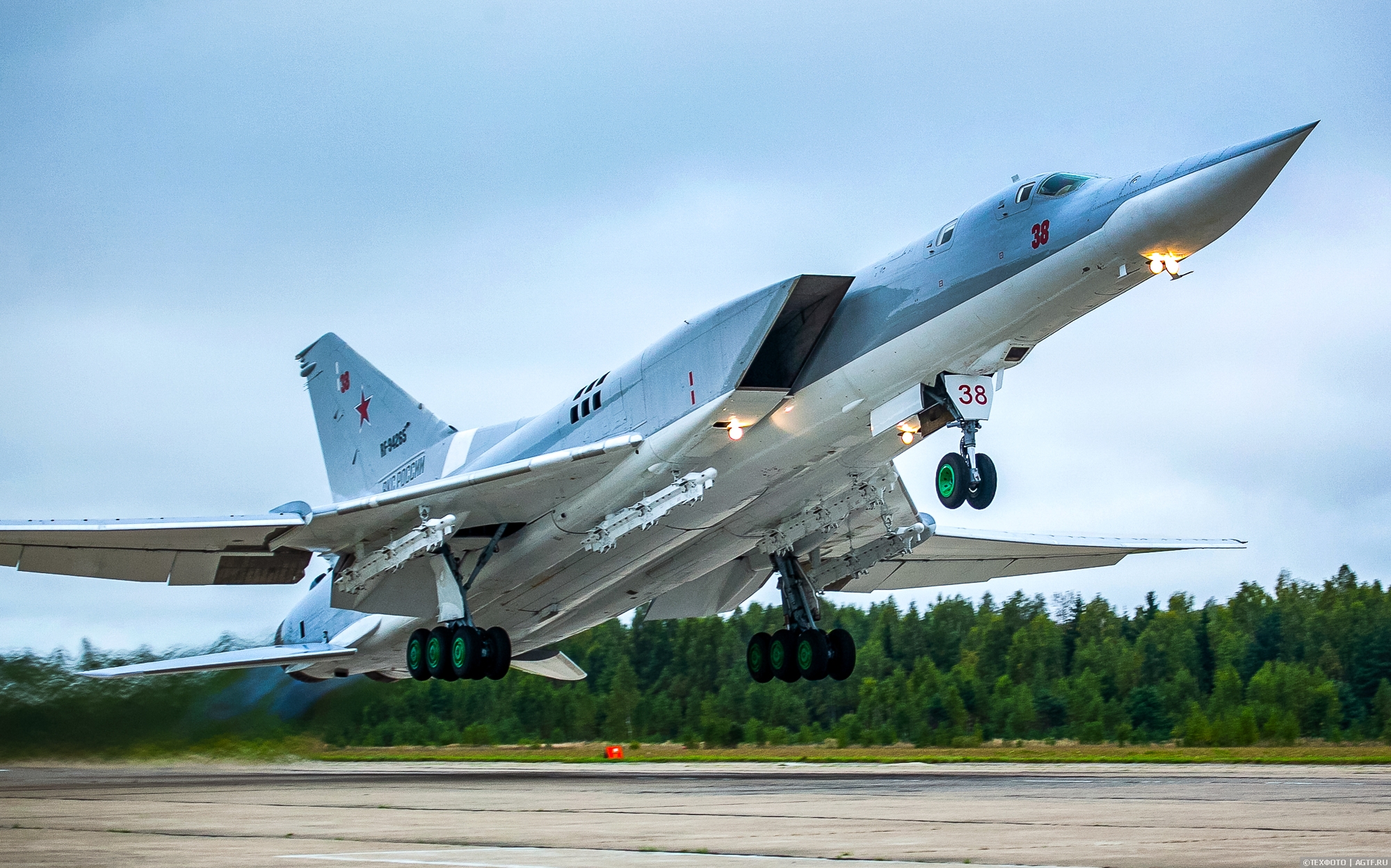 3 bombardues rusë zbresin në bazën e Mesdheut, përballë janë amerikanët: Çfarë po gatuhet në rajon?!
