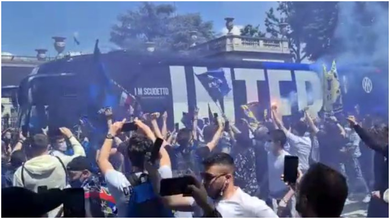 VIDEO/ Festë tek Interi, tifozët në delir kur kalon autobusi me kampionë