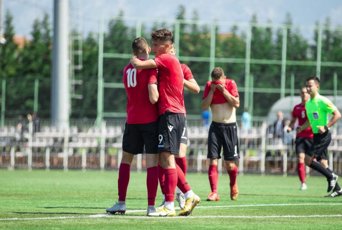 AEK nuk i fal talentet e akademisë, “blindon” mesfushorin e Shqipërisë U19