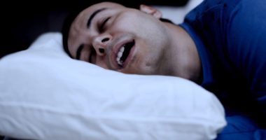 Si të eliminoni gërhitjen gjatë gjumit