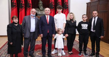 Meta vlerëson me “Dekoratën e Artë të Shqiponjës” Majorin Klodian Tanushi