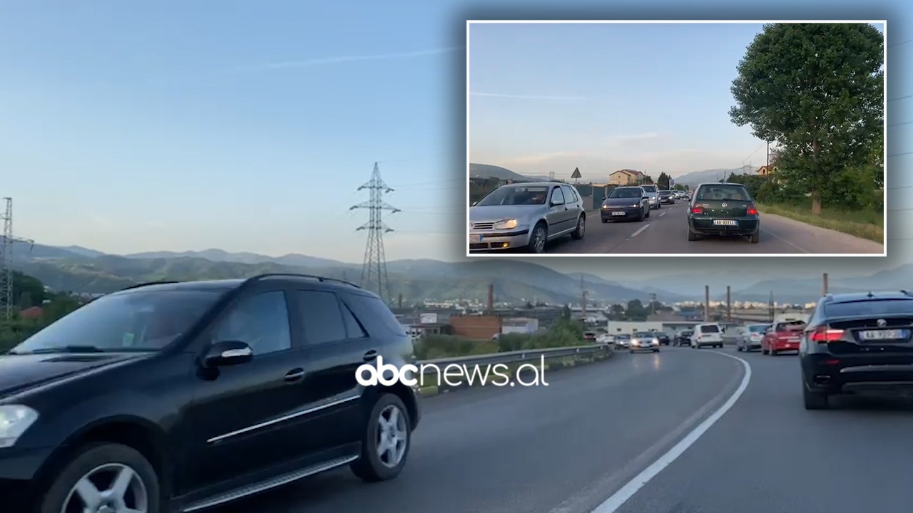 Kaos në autostradën Elbasan-Tiranë, qindra automjete të bllokuara në trafik