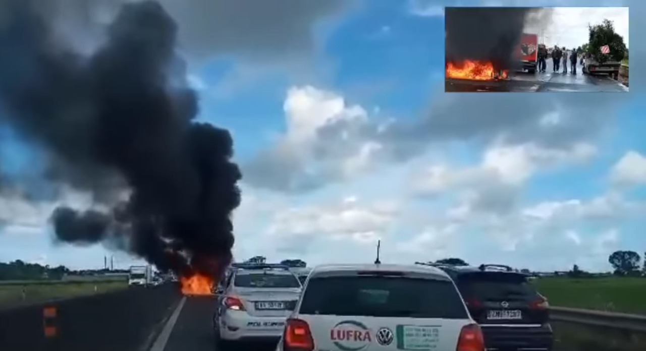 Përplasen tre automjete në aksin rrugor Maminas–Durrës, një prej tyre përfshihet nga flakët