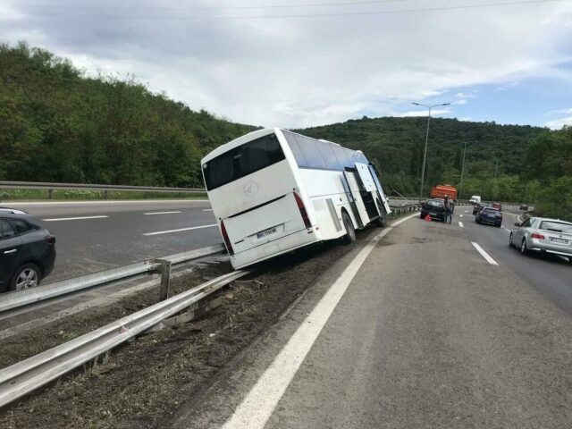 FOTO/ Përmbyset autobusi në Serbi, disa të plagosur