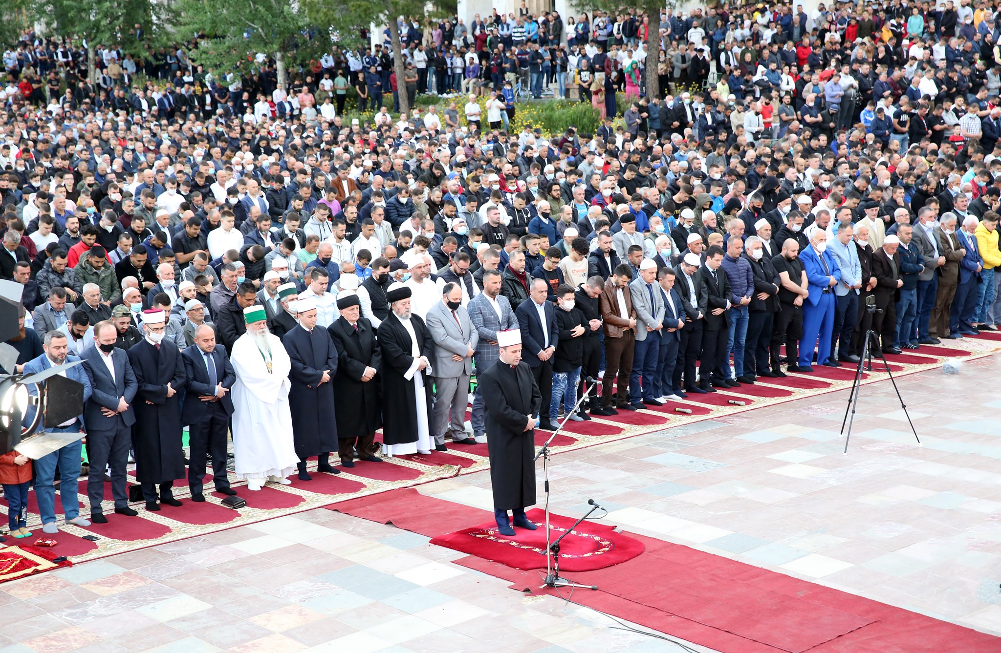 Myslimanët kremtojnë sot Fiter Bajramin, mijëra besimtarë mbushin sheshin “Skënderbej”