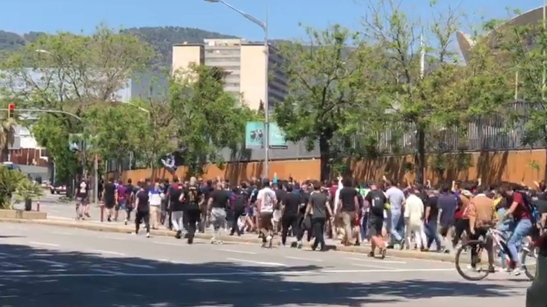 VIDEO/ Prag Barcelona-Atletico, ultrasit katalanas marshojnë drejt “Camp Nou”