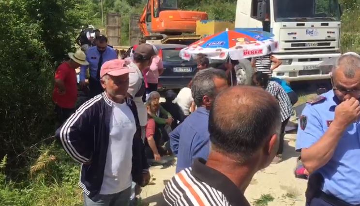 Kundërshtojnë ndërtimin e ujësjellësit në ujëvarën e Sinecit në Berat, banorët ngrihen në protestë