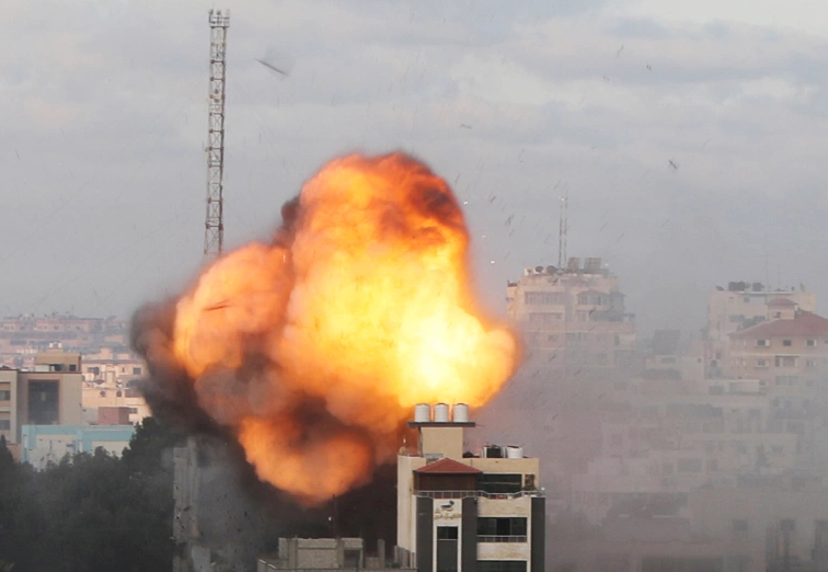 Vijojnë sulmet ajrore të Izraelit mbi Gaza në orët e para të së martës