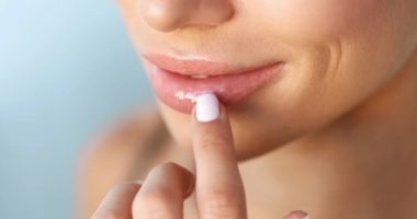 Produkti që keni në kuzhinë dhe shëron në mënyrë perfekte buzët e copëtuara