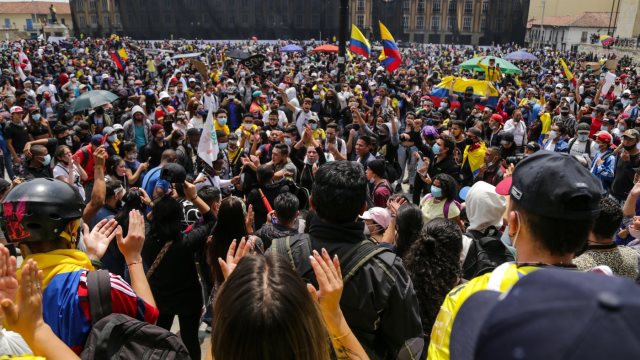 Të paktën 17 të vrarë dhe mbi 800 të plagosur në protestat në Kolumbi