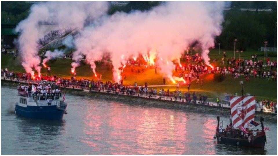 Në Serbi s’dinë as të festojnë, tifozët e Crvenës përleshen me të Partizanit