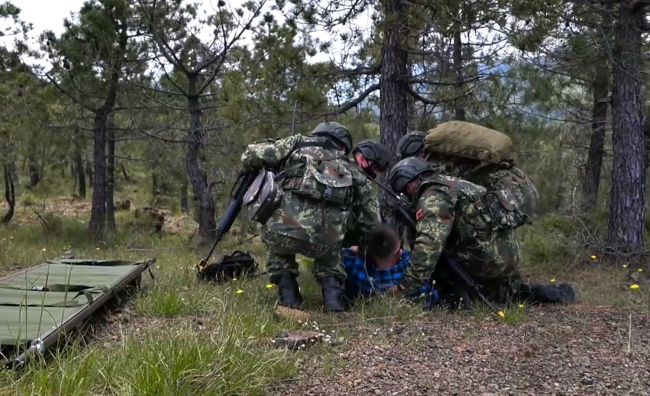 VIDEO/ Helikopteri amerikan ulet në mes të Tiranës