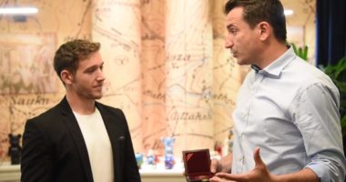 Klodian Elqeni merr titullin “Mirënjohja e Qytetit”, Veliaj: Mos prisni që shteti të jetë kudo