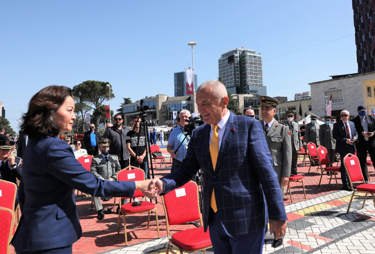 FOTOLAJM/ Pas përplasjeve në distancë, Meta dhe Yuri Kim shtrëngim duarsh dhe të buzëqeshur