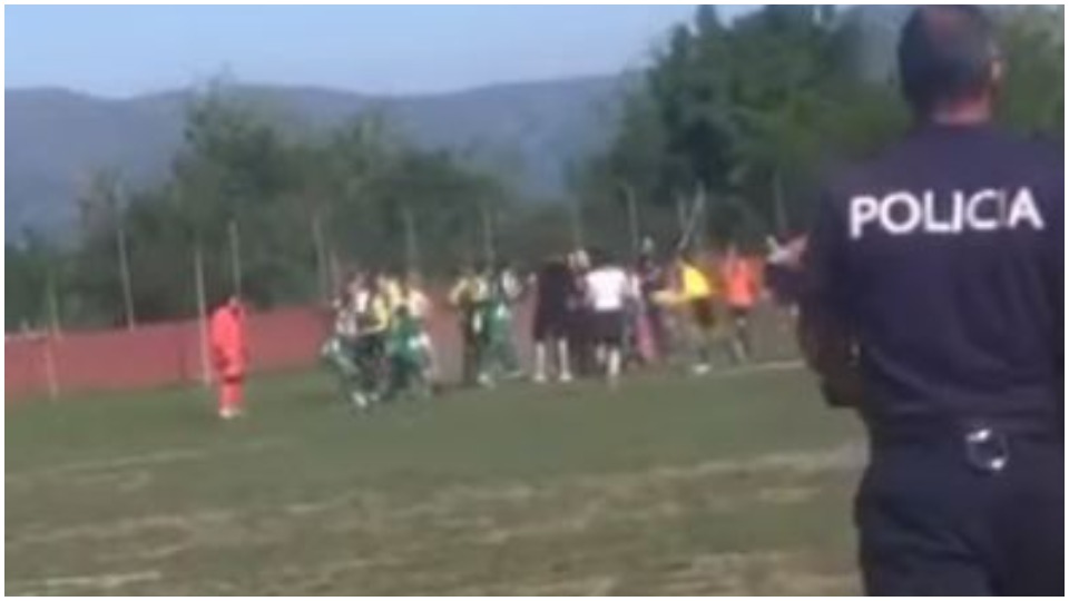 VIDEO/ Kërcet grushti në futbollin e femrave, tre lojtare ndëshkohen me të kuq