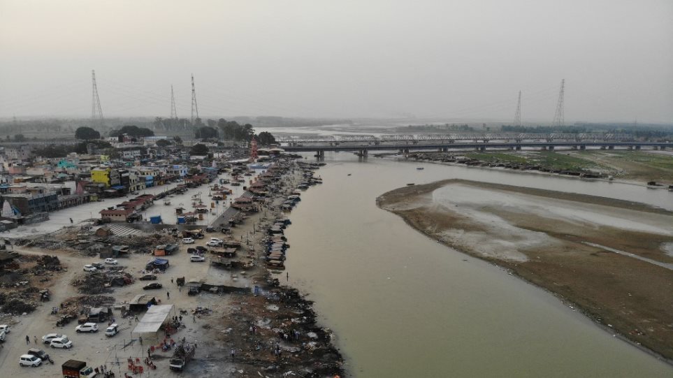 Situatë e frikshme në Indi, gjenden në lumë dhjetëra kufoma, viktima të Covid  