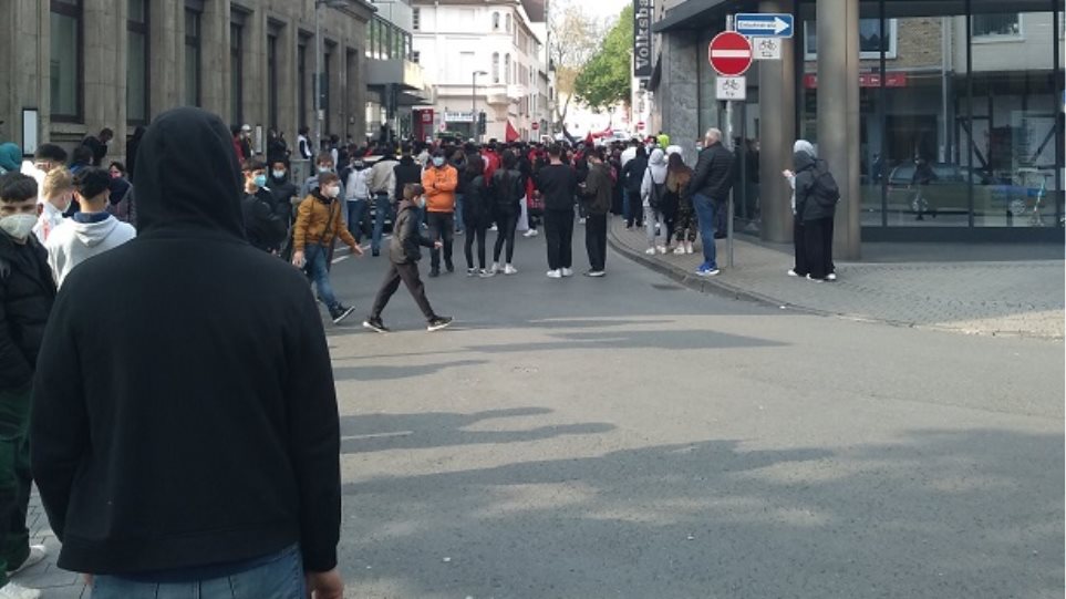 Digjen flamuj, protesta kundër Izraelit në Gjermani