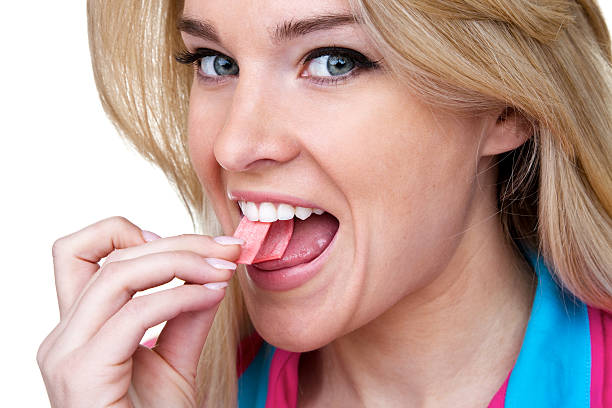 Tre ushqime që neutralizojnë aromën e keqe të gojës