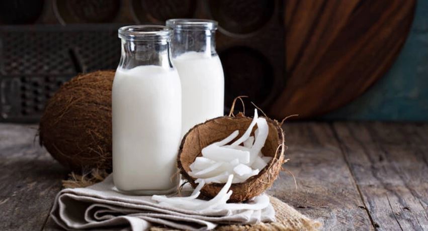 Tri arsye për të përdorur qumështin e kokosit në rutinën tuaj të bukurisë