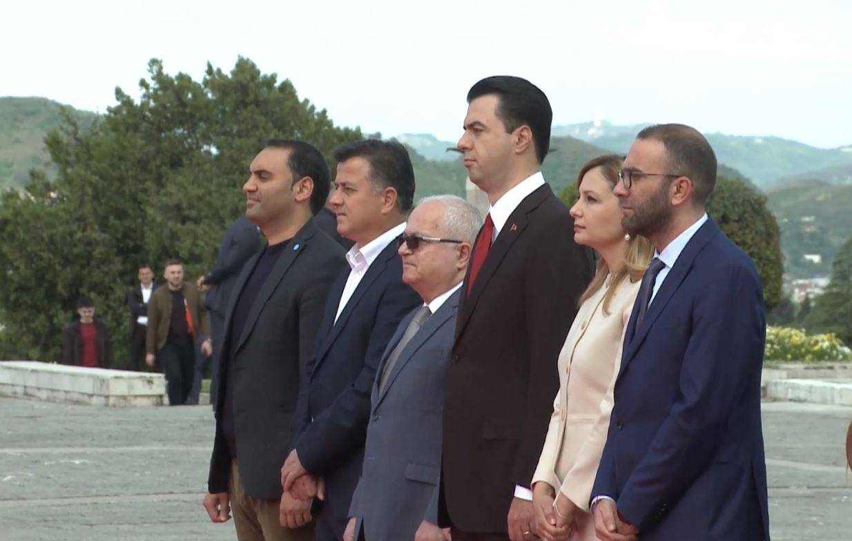 “5 Maji”, Basha homazhe tek Varrezat e Dëshmorëve