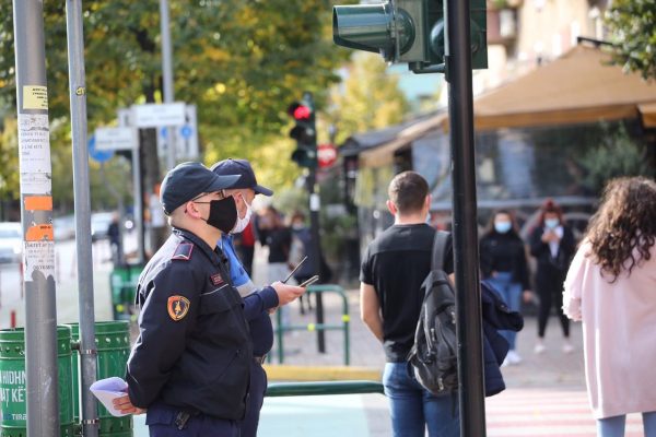 Nga heqja e maskave tek shtyrja e orës policore, sot hyjnë në fuqi masat e reja anti-Covid