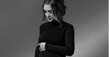 Moderatorja shqiptare bëhet nënë për herë të parë, zbulon emrin e veçantë të djalit