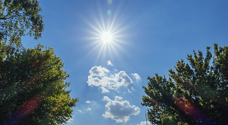 Kthjellime dhe temperatura të larta, si parashikohet moti sot