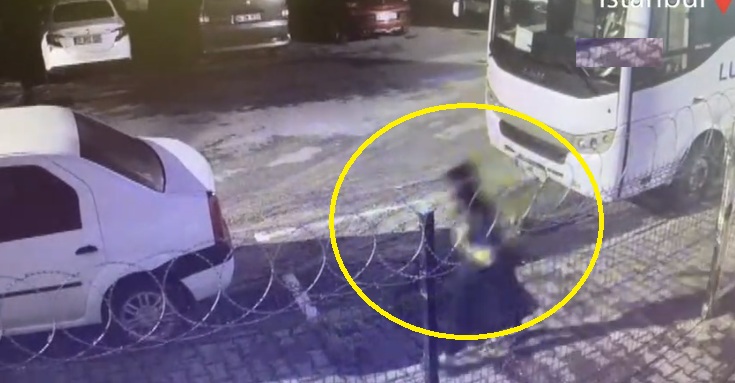 Nëna hedh foshnjen në koshin e plehrave pastaj qan me të madhe, kamerat fiksojnë gjithçka