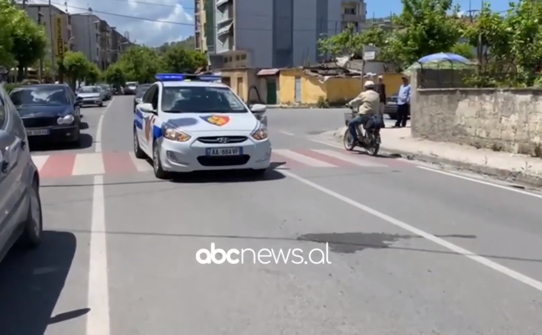 Shoferi përplas këmbësoren në Elbasan dhe e dërgon drejt spitalit